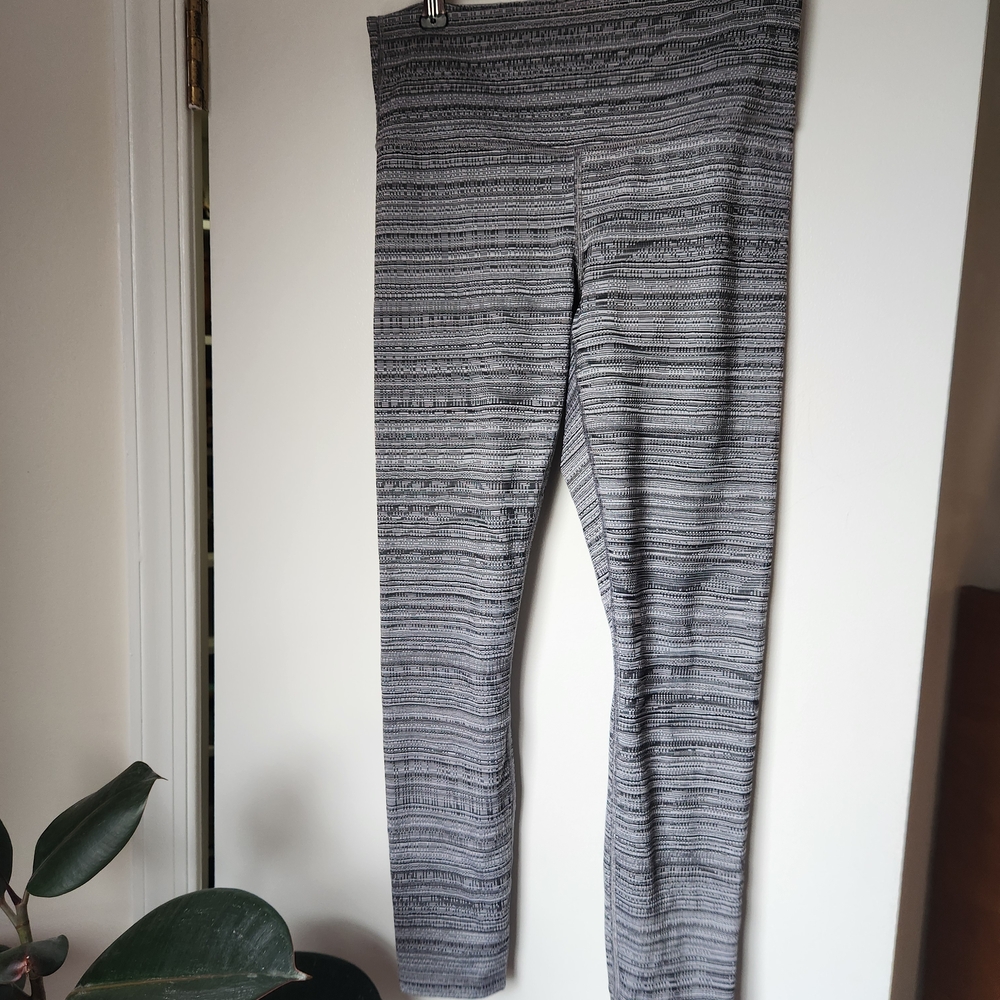 Athleta Chaturanga Leggings Womens S Black White Striped 3/4 Crop Yoga Pants UA